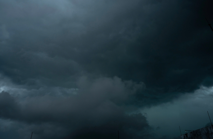 Bầu trời nhanh chóng trở nên đen kịt gây lo lắng cho nhiều người đi đường. Ảnh: Như Hoàn