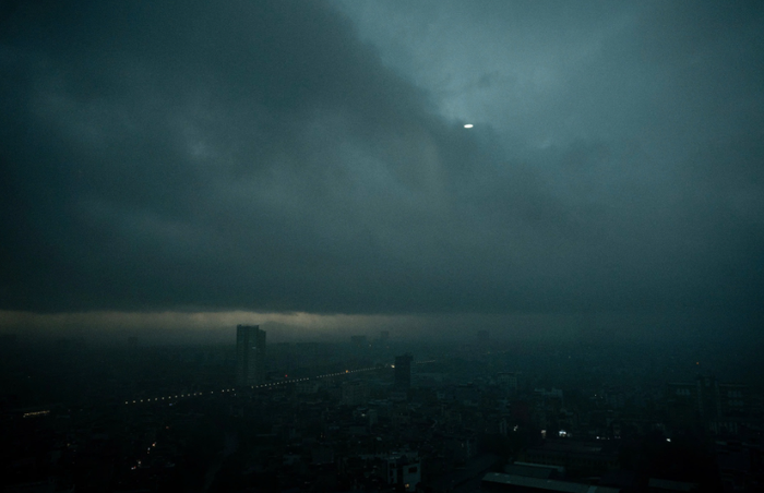 Mây trời đen kịt kèm theo mưa bão gây cản trở tầm nhìn của người đi đường. Ảnh: Như Hoàn