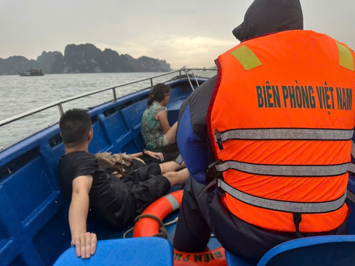 Đến 18, lực lượng chức năng và người dân đã cứu hộ được 10 người. (Ảnh Lã Nghĩa Hiếu, từ Thanh Niên)