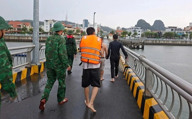 Các nạn nhân được đưa về bờ. (Ảnh Lã Nghĩa Hiếu, từ Thanh Niên)