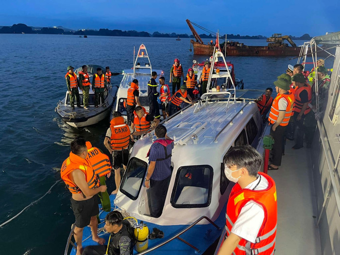 Tính tới 19h cùng ngày, có 5 nạn nhân đã tử vong và hơn chục người mất tích. (Ảnh VietNamNet)