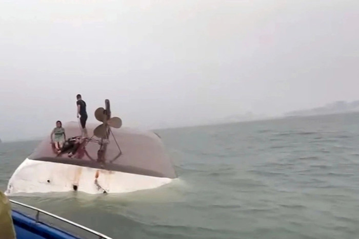 Lực lượng chức năng và người dân đang tích cực tìm kiếm cứu hộ vụ lật tàu trên vịnh Hạ Long. (Ảnh Dân Trí)