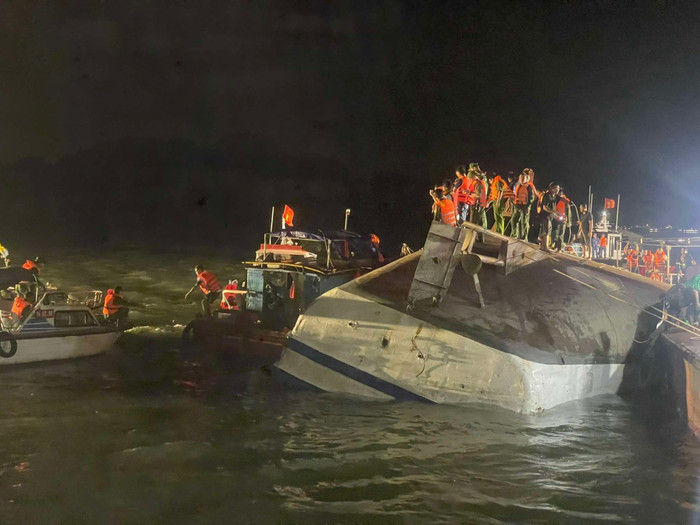 Công tác tìm kiếm cứu nạn, cứu hộ đang được các lực lượng chức năng khẩn trương triển khai. Một phần tàu bị lật đã nổi lên. (Ảnh từ VietNamNet)