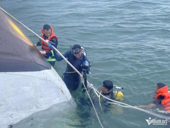 Huy động người nhái tìm kiếm, cứu hộ nạn nhân. (Ảnh VietNamNet)