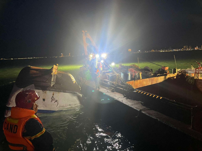 Công tác tìm kiếm, cứu hộ cứu nạn vụ lật tàu ở vịnh Hạ Long. (Ảnh VietNamNet)