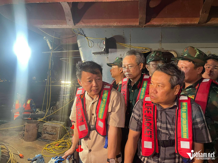  Phó Thủ tướng Trần Hồng Hà trực tiếp có mặt tại hiện trường. (Ảnh: VietnamNet)