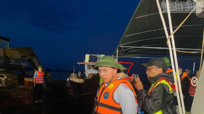 Lực lượng tìm kiếm cứu hộ cứu nạn vẫn đang dốc sức tìm kiếm các nạn nhân còn lại. (Ảnh: Nhân Dân)