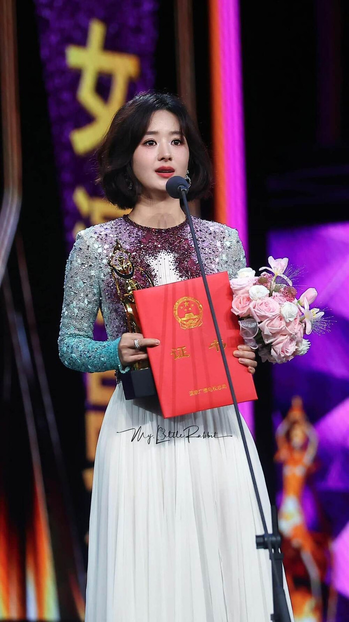 Triệu Lệ Dĩnh tại Lễ trao giải Phi Thiên lần thứ 34 (Ảnh: Weibo). 