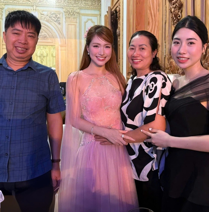 Văn Toàn không phủ nhận bức ảnh Hòa Minzy bên cạnh gia đình mình. Anh chỉ nhẹ nhàng đùa lại dưới phần bình luận: 'Đăng ảnh này để mọi người nghĩ tạo hint nữa'.