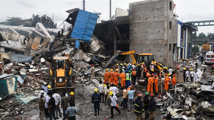 (Ảnh: PTI) Lực lượng cứu hộ khẩn cấp có mặt tại hiện trường sau vụ nổ tại nhà máy hoá chất ở bang Telangana (Ấn Độ) ngày 30/6