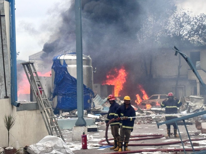 (Ảnh: THE SOUTH FIRST/X) Hiện trường vụ hoả hoạn hôm 30-6 tại nhà máy hoá chất ở Ấn Độ.  