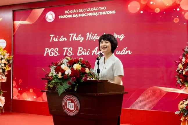 Bà Phạm Thu Hương trong lễ tri ân của Trường Đại học Ngoại Thương trước đó.