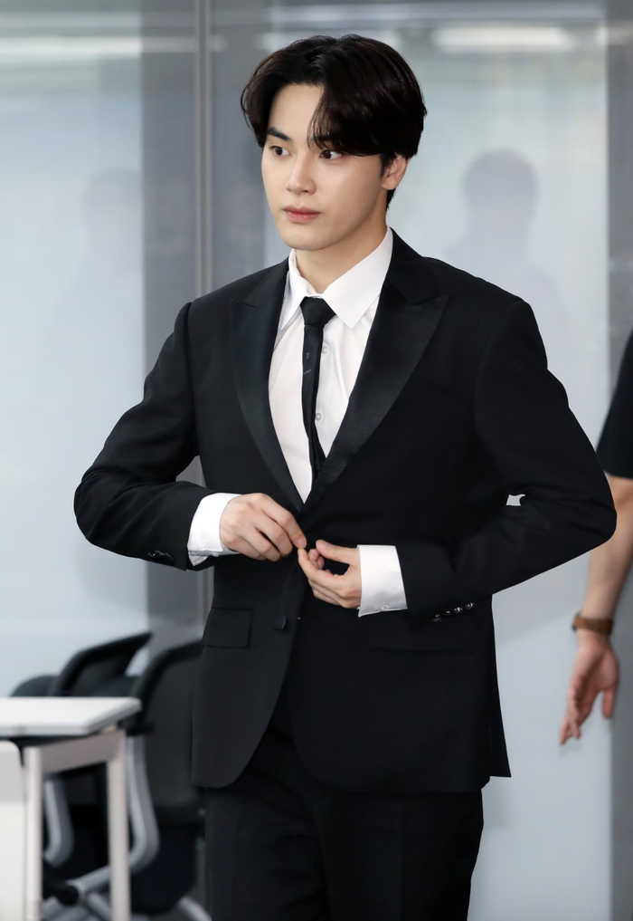 Nam ca sĩ Joo Hak Nyeon thể hiện thái độ cứng rắn trước ồn ào liên quan đến diễn viên đóng phim 18+. Ảnh: News1