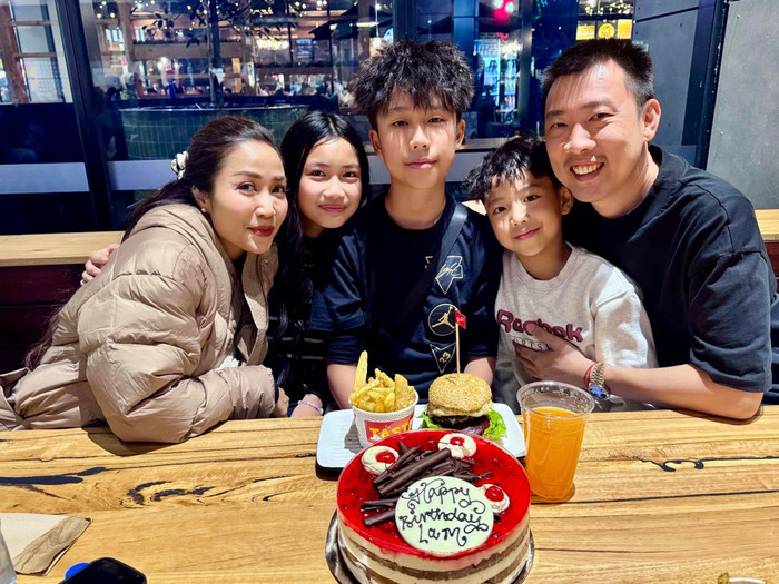 Hồi tháng 6, vợ chồng Ốc Thanh Vân từng đưa các con trở lại nước Úc để nghỉ ngơi, thư giãn trong một thời gian ngắn khi ba nhóc tỳ được nghỉ hè. Ảnh: FBNV