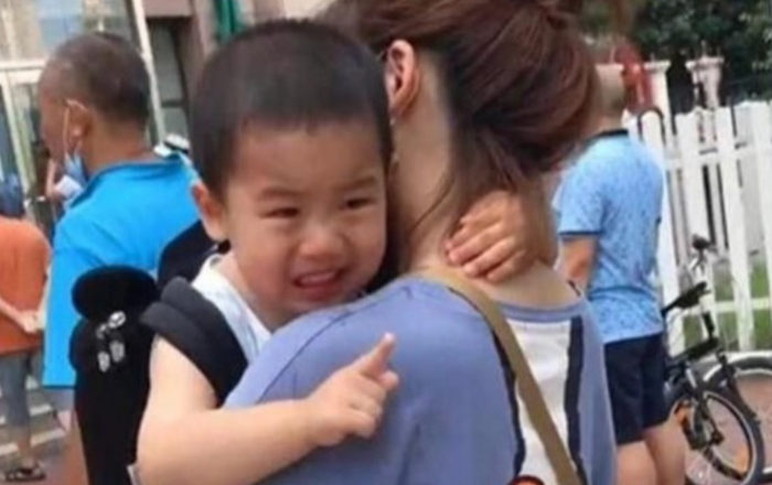 Con trai của Mã Thuý không được đến trường suốt 5 năm. Ảnh minh hoạ