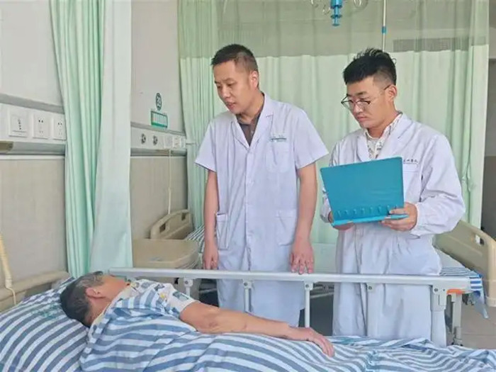 Ngồi lên tảng đá giữa trời nắng để nghỉ mệt, bà cụ bị bỏng mông nặng phải ghép da Ảnh 1