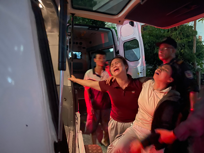 Tiếng khóc xé lòng của người thân khi nhận thi thể vụ lật tàu ở Hạ Long Ảnh 2