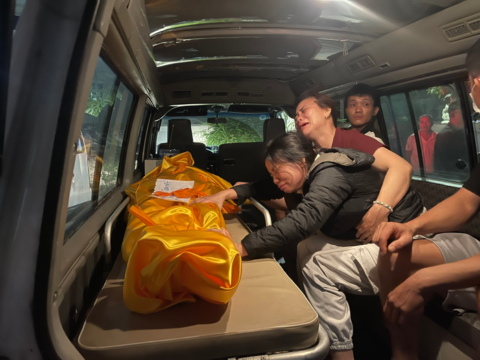 Nhiều người khóc nấc khi nhận thi thể người thân gặp nạn trên tàu Vịnh Xanh 58. (Ảnh: Vũ Đạt/Báo Tuổi Trẻ)