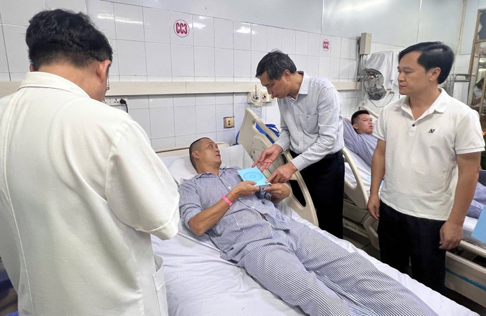 Ông Vũ Văn Diện - Phó Chủ tịch Thường trực UBND tỉnh Quảng Ninh - thăm, trao hỗ trợ cho nạn nhân bị thương vụ đắm tàu du lịch trên vịnh Hạ Long. (Ảnh: Trung tâm Truyền thông tỉnh Quảng Ninh)