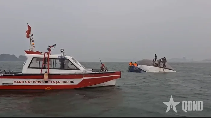 Tàu bị lật trên vịnh Hạ Long. (Ảnh Báo Quân đội Nhân dân)