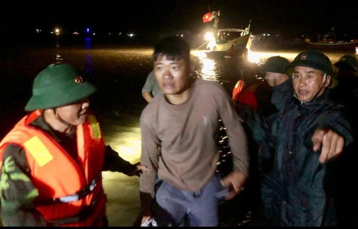 30 du khách cùng 4 thuyền viên được đưa vào bờ an toàn. (Ảnh: Báo Tiền Phong)