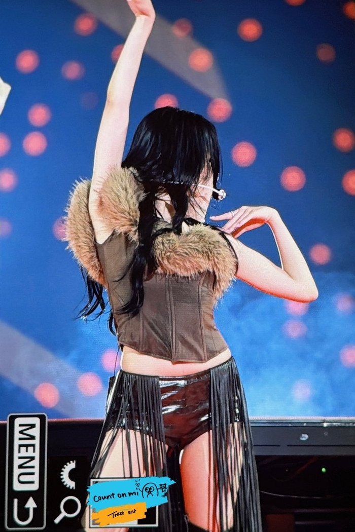 Mina (TWICE) gây tranh cãi vì đeo khẩu trang khi biểu diễn Ảnh 3