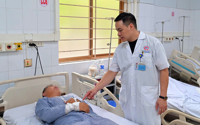 Bác sĩ Khoa Chấn thương chỉnh hình, Bệnh viện Đa khoa tỉnh Quảng Ninh thăm khám sức khỏe cho anh Vũ Anh Tú, thuyền viên duy nhất sống sót sau vụ lật tàu vào sáng 20/7. Ảnh: Tiền Phong