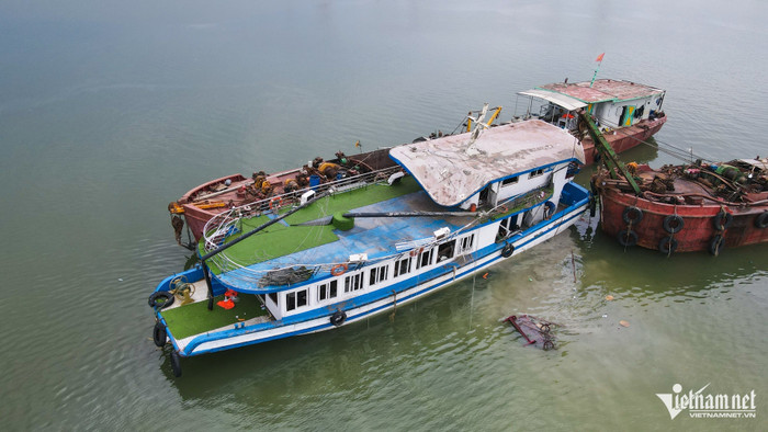 Lực lượng chức năng đang tích cực tìm kiếm 4 nạn nhân mất tích sau vụ lật tàu du lịch ở Quảng Ninh. Ảnh: Vietnamnet