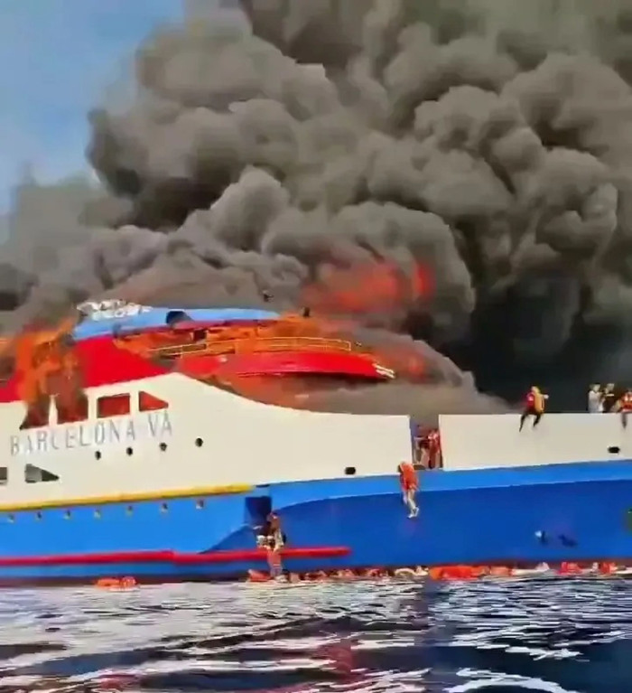 Khoảnh khắc chiếc tàu bốc cháy với luồng khói đen dày đặc. Ảnh: CNA