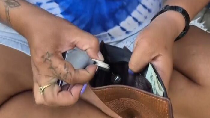 Chơi trò cào vé số trúng thưởng, bà mẹ đơn thân 'mất trắng' tiền trợ cấp khuyết tật Ảnh 2