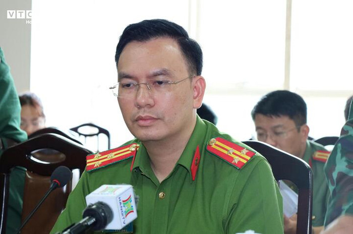 Thượng tá Cù Quốc Thắng phát biểu tại họp báo (Ảnh: VTC News).