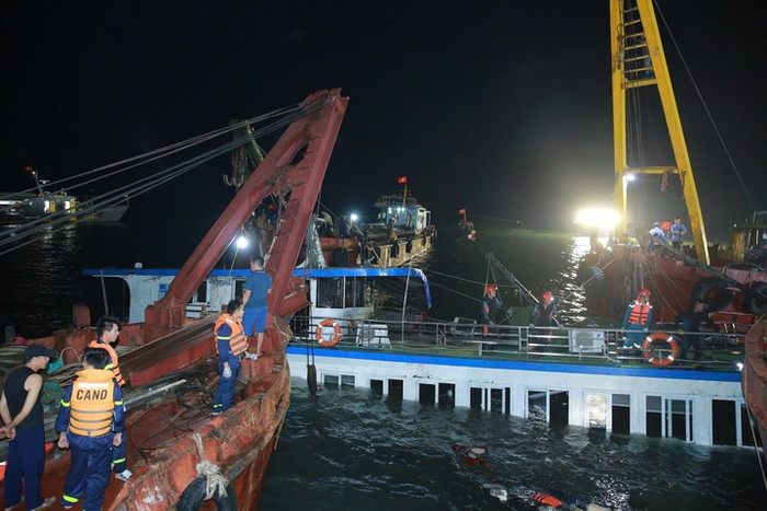Hình ảnh tàu Vịnh Xanh 58 được trục vớt lên khỏi mặt nước vào lúc rạng sáng ngày 20/7 (Ảnh: Facebook).