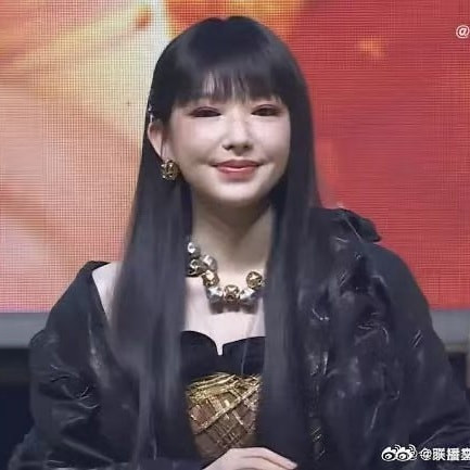 Khuôn mặt của ca sĩ Trình Tiêu được cho là vừa mới trải qua việc phẫu thuật thẩm mỹ. Ảnh: Weibo