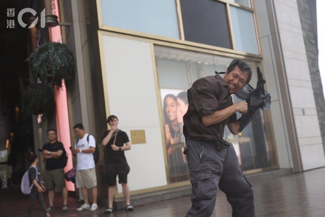 Bão Wipha đổ bộ, biệt thự của nam ca sĩ nổi tiếng bị vỡ tan tành Ảnh 1