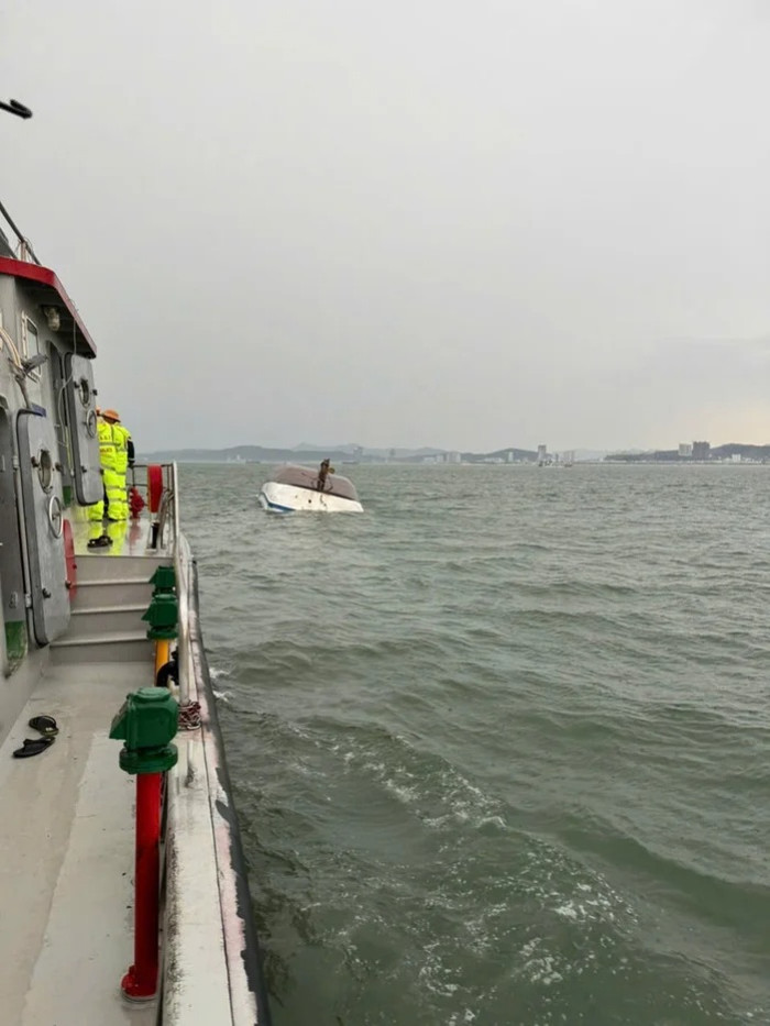 Hình ảnh con tàu bị lật trên Vịnh Hạ Long.