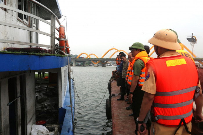 Vụ lật tàu trên Vịnh Hạ Long: Tại sao cơ quan chức năng không cấm biển? Ảnh 2