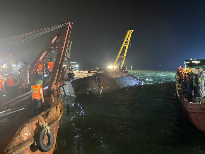 Lực lượng chức năng đưa con tàu bị lật vào bờ.