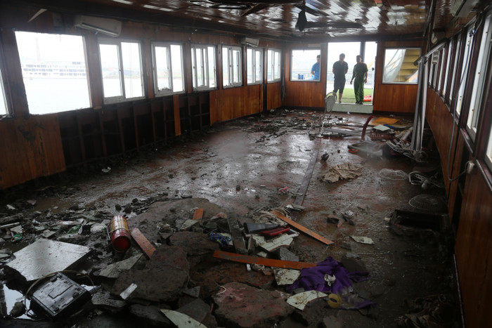 Hình ảnh bên trong con tàu bị lật sau khi trục vớt.