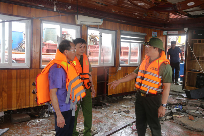 Lực lượng chức năng tỉnh Quảng Ninh có mặt tại hiện trường để giải quyết vụ việc.