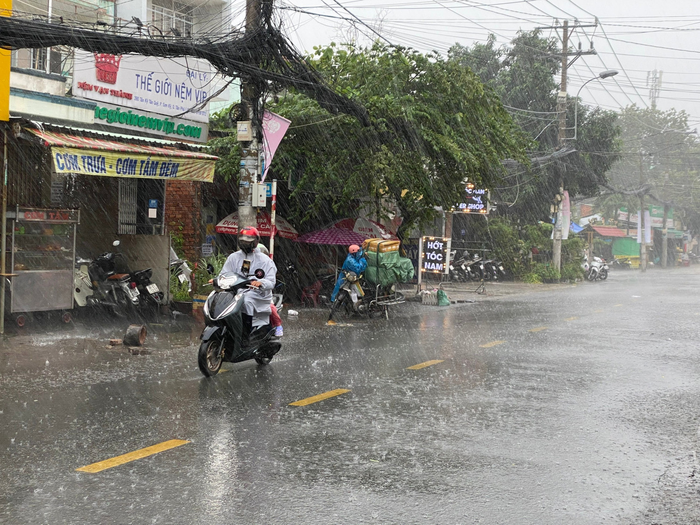 Mưa dông ở TP.HCM trưa 20/7. (Ảnh: Hữu Huy/Báo Tiền Phong)
