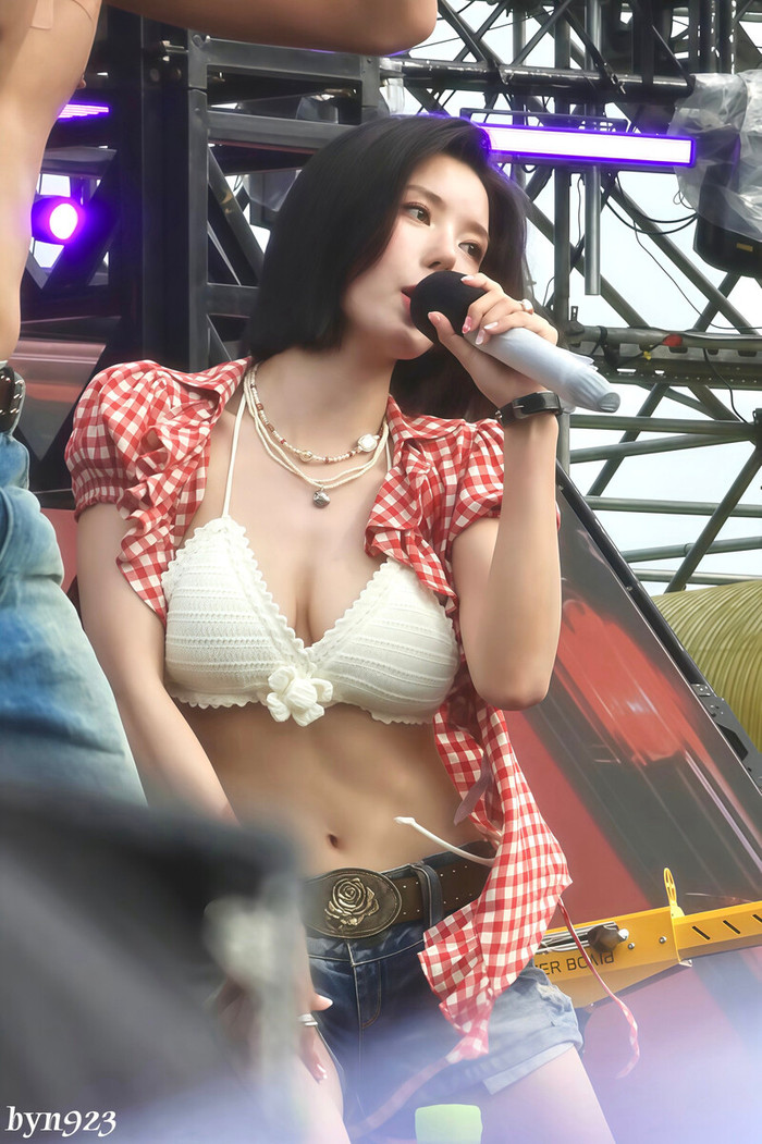 'Nữ thần gợi cảm' thẳng thắn nói về chuyện 'lộ hàng' trên sân khấu Ảnh 3