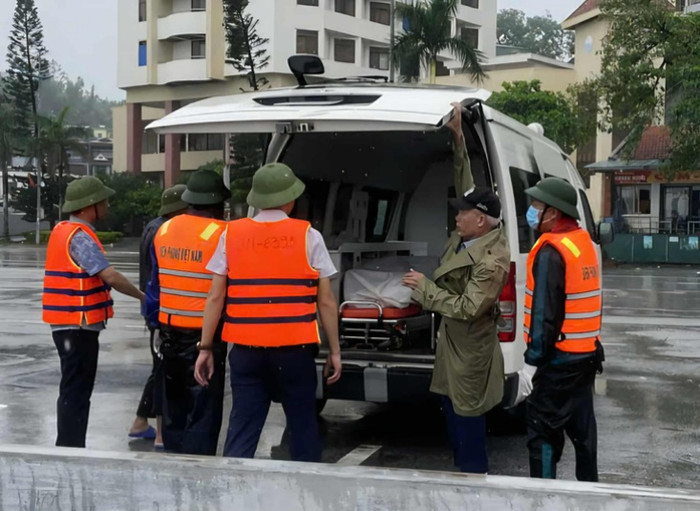 Các đơn vị bàn giao thi thể bé trai nghi là nạn nhân trong vụ tàu Vịnh Xanh 58 bị lật cho lực lượng chức năng đưa về nhà tang lễ Bãi Cháy. Ảnh: Biên phòng cửa khẩu cảng Hòn Gai/Tuổi Trẻ Online
