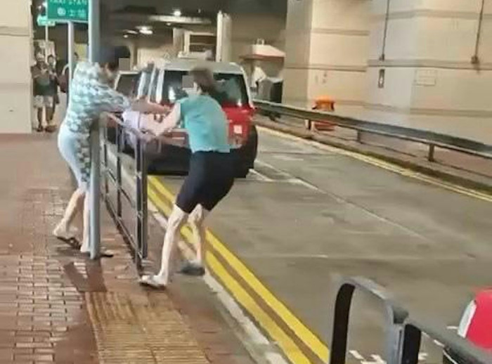 Clip: Người phụ nữ bị bão Wipha hất văng ngoài đường, cộng đồng mạng chỉ trích Ảnh 3