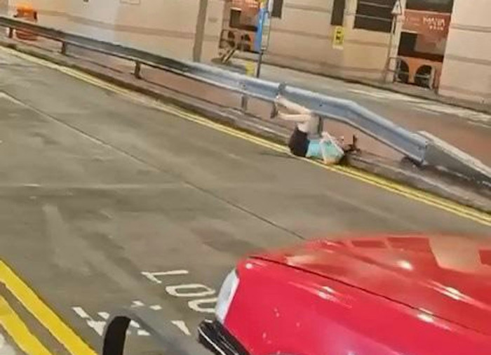 Clip: Người phụ nữ bị bão Wipha hất văng ngoài đường, cộng đồng mạng chỉ trích Ảnh 2