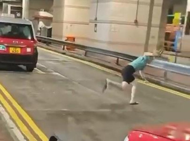 Clip: Người phụ nữ bị bão Wipha hất văng ngoài đường, cộng đồng mạng chỉ trích Ảnh 1