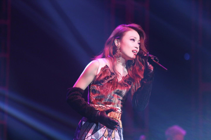 Ấm lòng nữ ca sĩ tặng đồ ăn cho người đàn ông vô gia cư giữa bão Wipha Ảnh 4