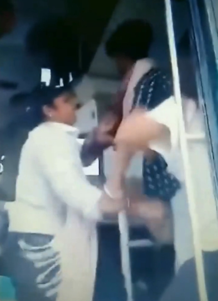 Theo Times of India, hai cô gái đã đánh nhau khi tranh chuyện sử dụng cổ sạc điện trên xe khách. Ảnh: Times of India 