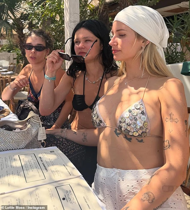 Lottie Moss trong trong chiếc áo bikini màu nude cài khuy và chiếc khăn bandana trắng. (Ảnh: Instagram Lottie Moss)
