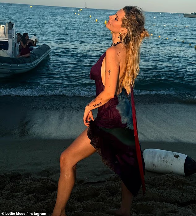 Cô nàng tự tin khoe dáng trước ống kính bạn bè và người hâm mộ. (Ảnh: Instagram Lottie Moss)