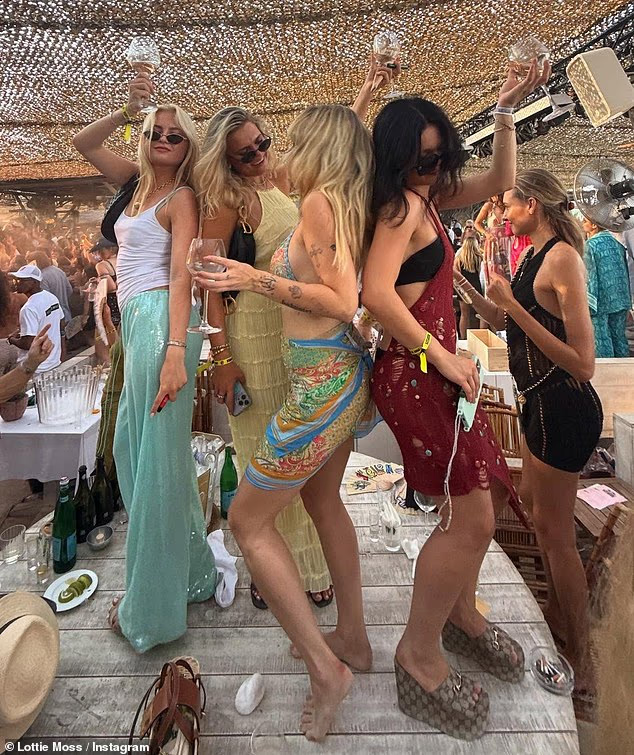 Cô thẳng thắn chia sẻ về cuộc chiến với nghiện ngập, khủng hoảng hình ảnh cơ thể và những mối quan hệ sóng gió. (Ảnh: Instagram Lottie Moss)